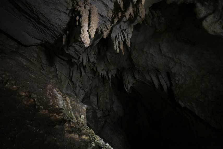 Beberapa stalakmit dan stalaktit yang menghiasi interior Goa Lokale