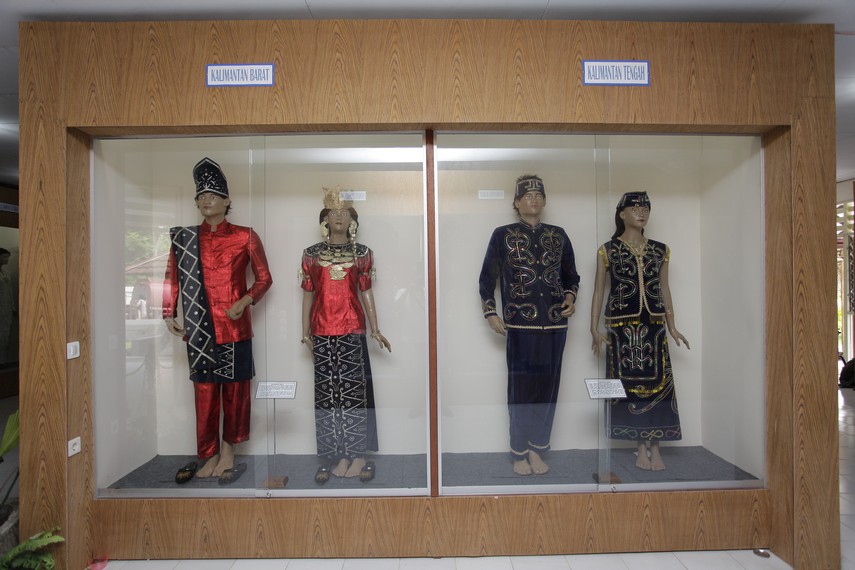 Berbagai jenis pakaian dari seluruh daerah di Indonesia