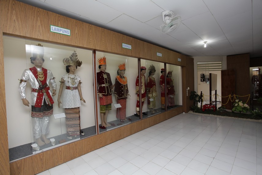 Berbagai jenis pakaian dari seluruh daerah di Indonesia