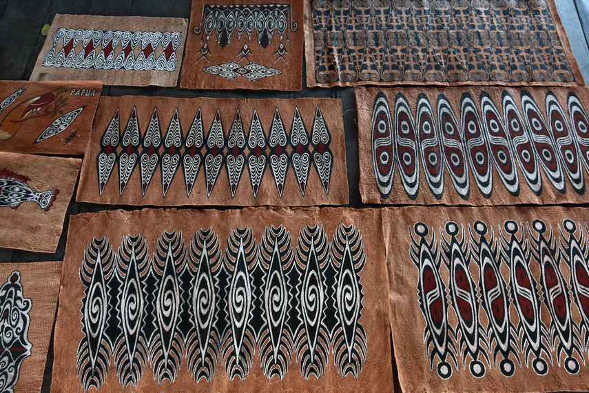 Berbagai macam motif menjadi pilihan lukisan kulit kayu. Umumnya bercerita tantang alam dan kehidupan