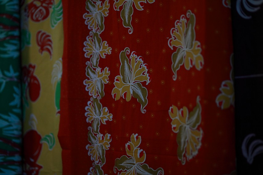 Berbagai motif Batik Ternate yang berupa burung bidadari, Pohon Kelapa, atau pala serta cengkeh