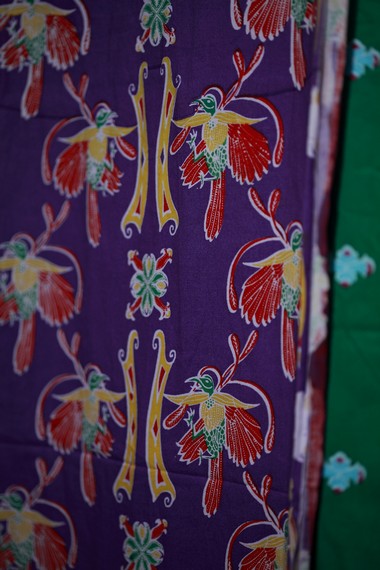 Berbagai motif Batik Ternate yang berupa burung bidadari, Pohon Kelapa, atau pala serta cengkeh