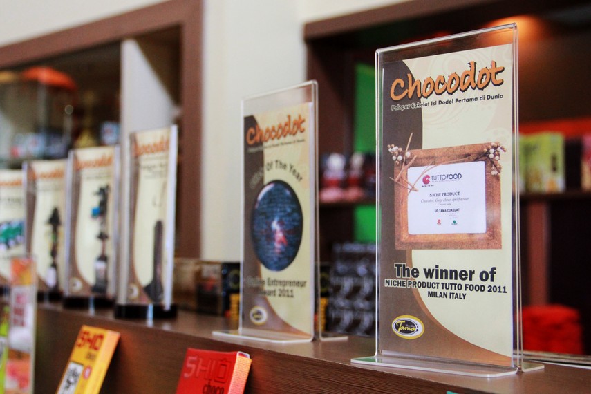 Berbagai penghargaan yang dapat dilihat di gerai coklat dodol