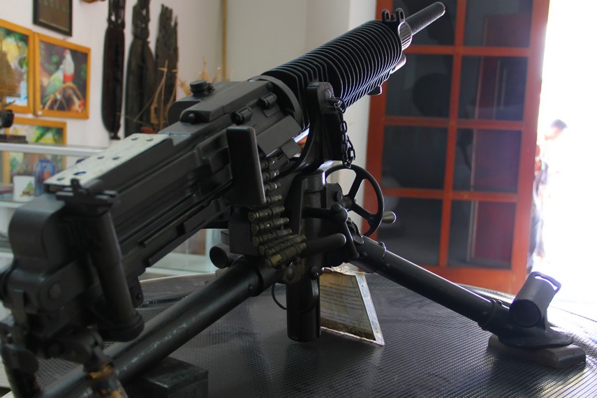 Berbagai senjata berat dari zaman kemerdekaan menghiasi isi dalam museum