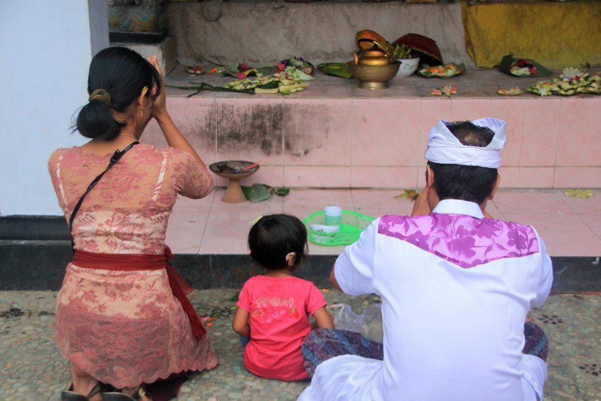Berdoa di Pura Meru bisa dilakukan oleh umat Hindu dan umat Muslim