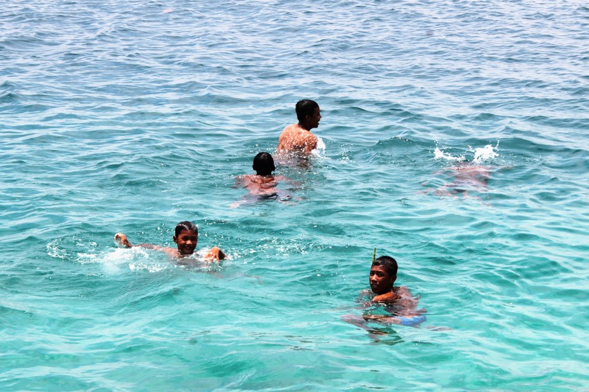Berenang di laut menjadi kebiasaan anak-anak pesisir