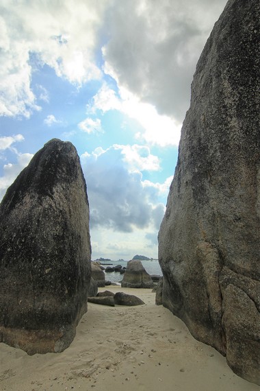 Berjalan di sela-sela batu granit sambil memandangi laut luas menjadi salah satu daya tarik dari Pulau Batu Berlayar