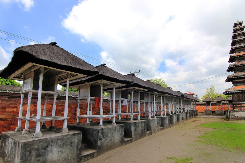 Berugak yang menjadi simbol setiap kecamatan yang ada di wilayah Lombok