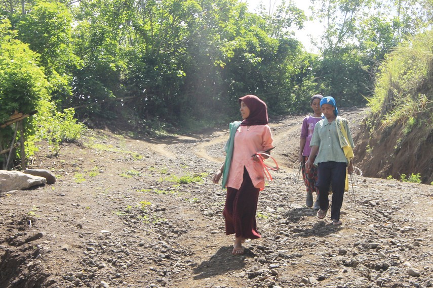 Bila tidak melakukan beranyam, biasanya perempuan Desa Tapal melakukan kegiatan bertani kopi