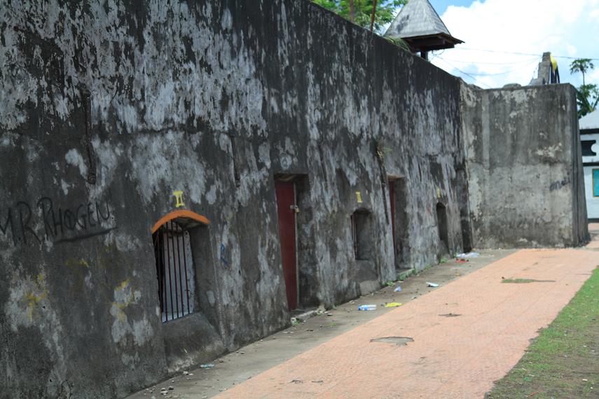 Bilik-bilik di tembok benteng yang dahulu berfungsi sebagai penjara dan kantor penjaga