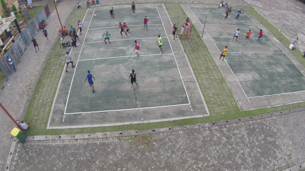 Bola voli yang menjadi olahraga favorit di Taman Pattimura