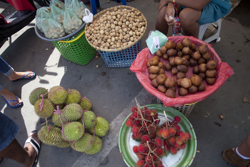 Buah-buahan yang diperjualbelikan di Pasar Mardika