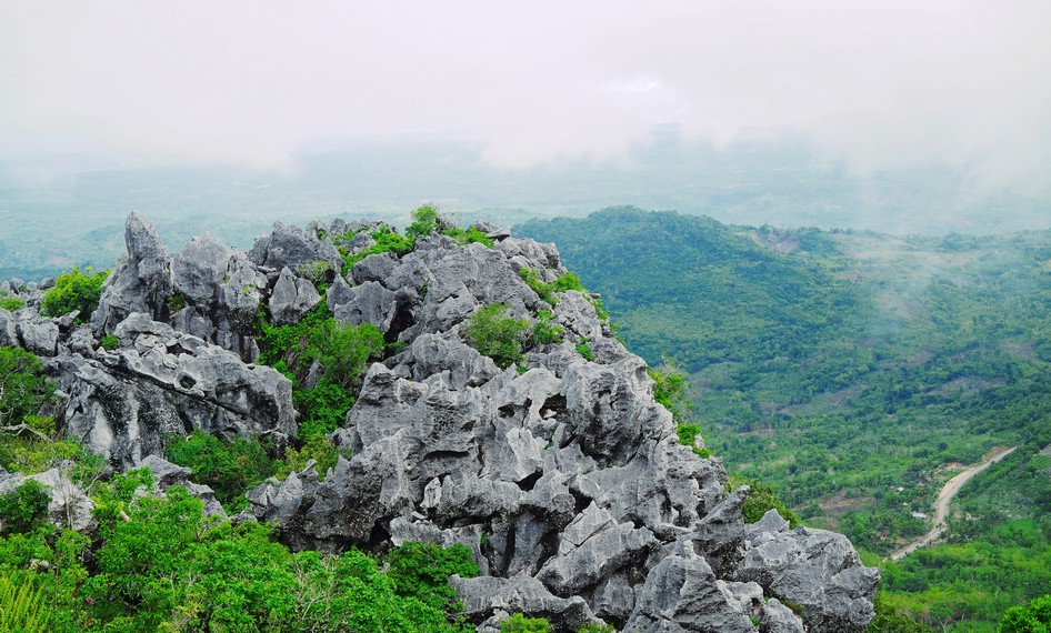 Bukit batu ini juga menjadi landmark pemandangan pantai dari Kota Kupang
