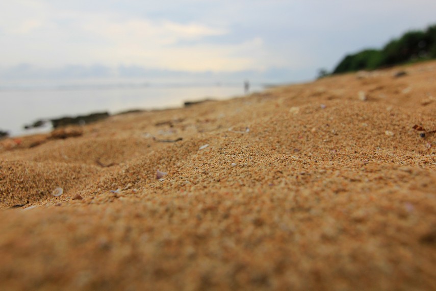 Butiran pasir lembut yang  berada di Pantai Sayang Heulang membuat siapa saja yang berada di sini merasa nyaman