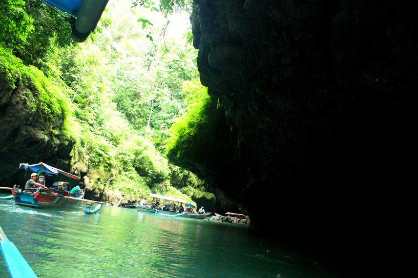 Celah sempit menuju ke mulut gua Cukang Taneuh hanya dapat dilewati oleh satu perahu secara bergantian