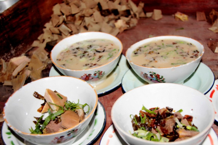 Coto Makassar disajikan khas dalam wadah mangkuk-mangkuk kecil