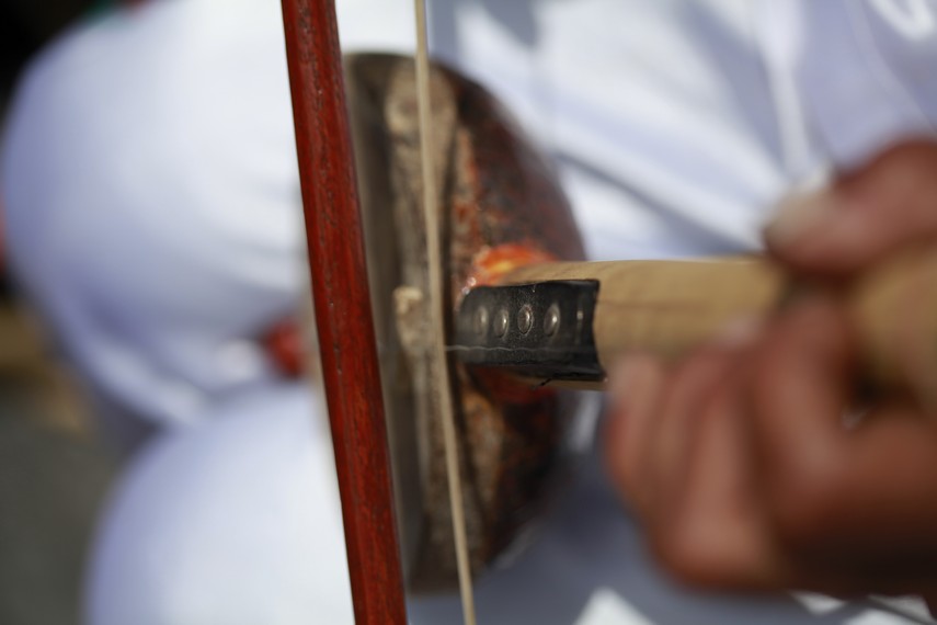 Dalam perkembangannya, alat musik Arababu dimodifikasi dengan komponen elakrik untuk menambah tingkat kerasnya