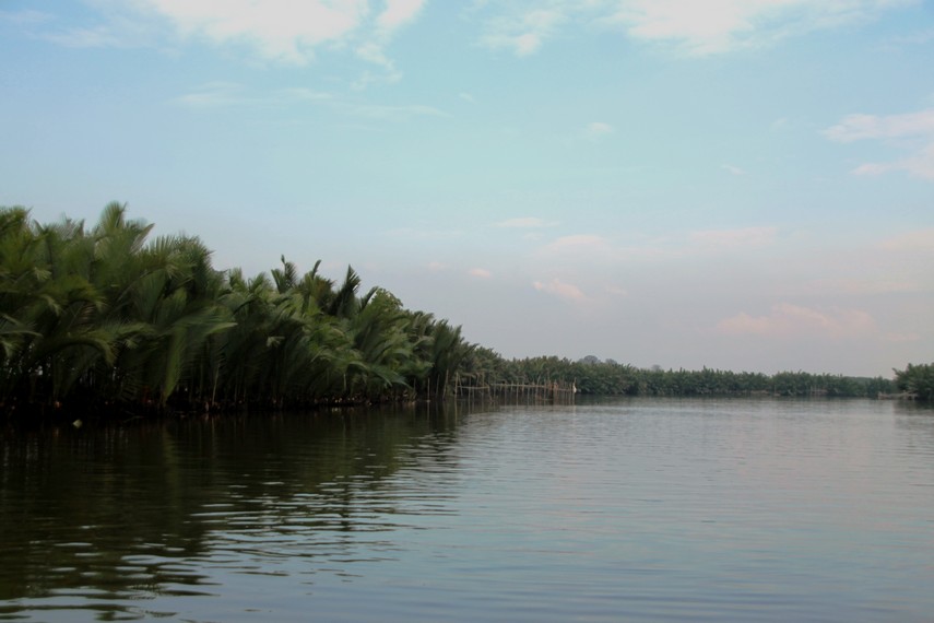 Selain sebagai perajin bambu, masyarakat Desa Wisata Lakkang juga menambak ikan di Danau Lakkang