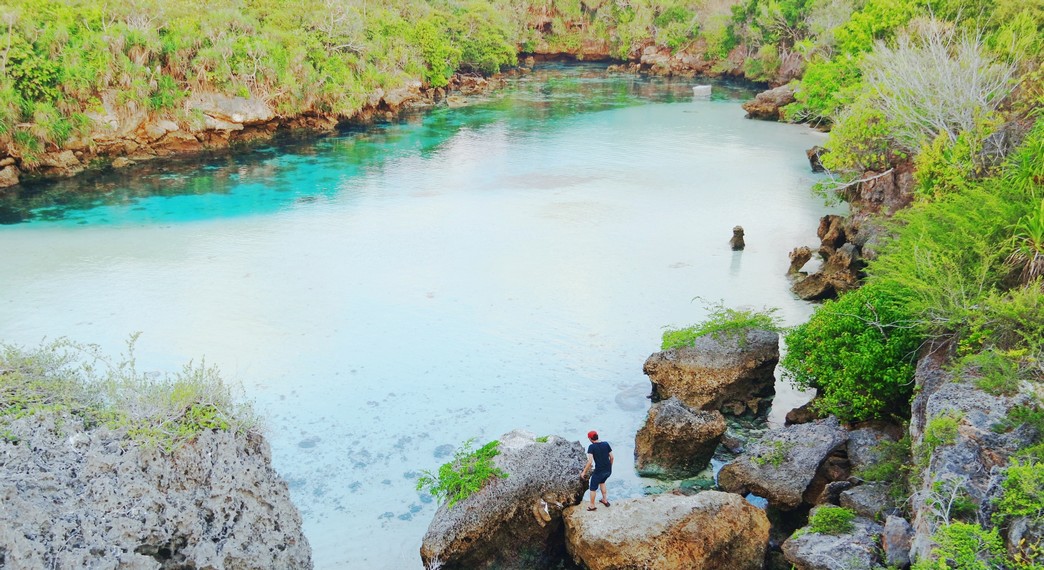 Danau Weekuri adalah sebuah laguna yang terbentuk dari air laut yang masuk dari celah bebatuan