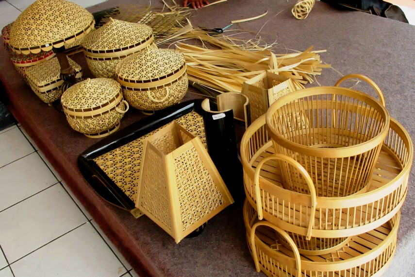 Dari bambu, masyarakat Sukabumi bisa membuat berbagai keperluan penunjang, seperti nampan, dudukan lampu, hingga berbagai wadah lainnya