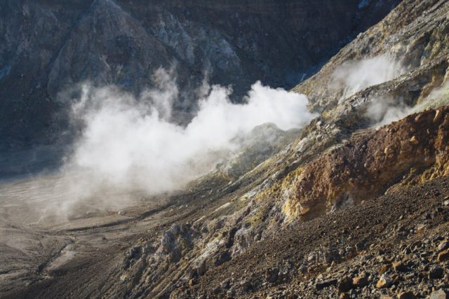 Dari salah satu sisi Gunung Egon juga terdapat semburan asap yang menandakan aktivitas vulkanik dari gunung berapi yang satu ini