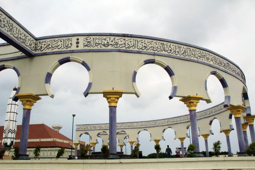 Dekorasi kaligrafi indah yang mengelilingi Masjid Agung