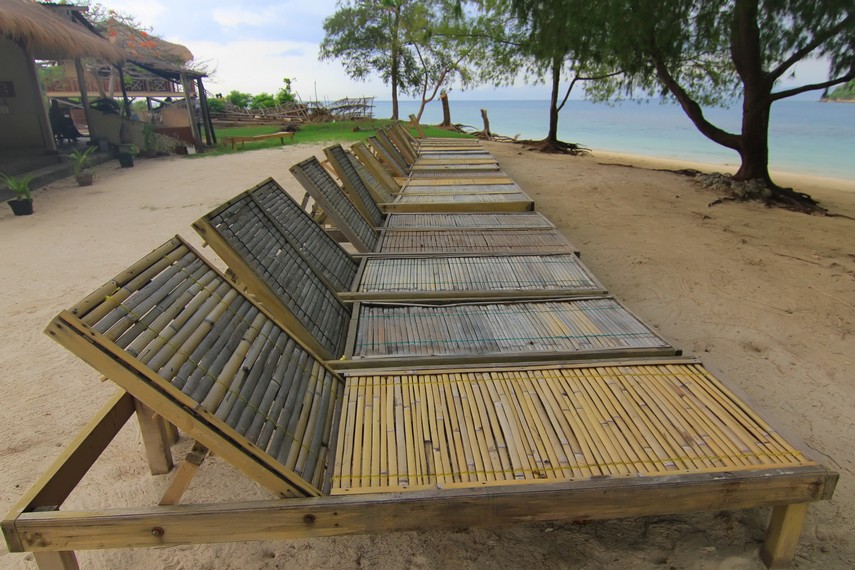 Deretan kursi yang bisa digunakan para pengunjung untuk berjemur sambil memandangi panorama pantai