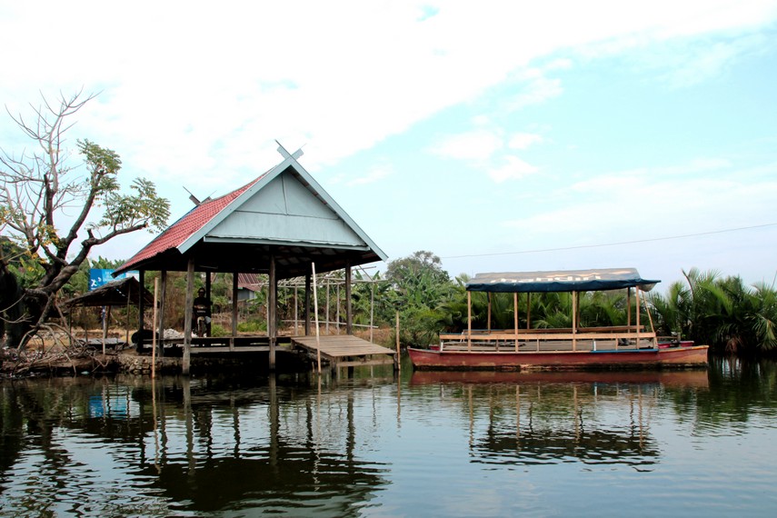 Dermaga Lakkang melayani mobilitas para penduduk dan wisatawan yang ingin datang dan berkunjung ke desa penghasil kerajinan bambu ini