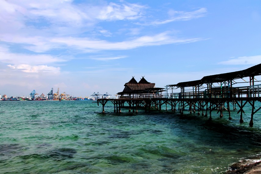 Pemandangan dermaga Pulau Khayangan dengan latar belakang Kota Makassar