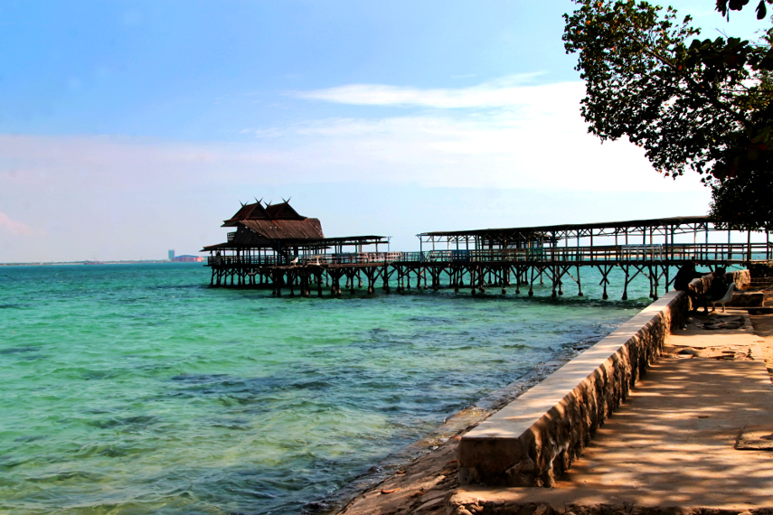 Pulau Khayangan berjarak hanya sekitar 0,8 km dari pusat Kota Makassar