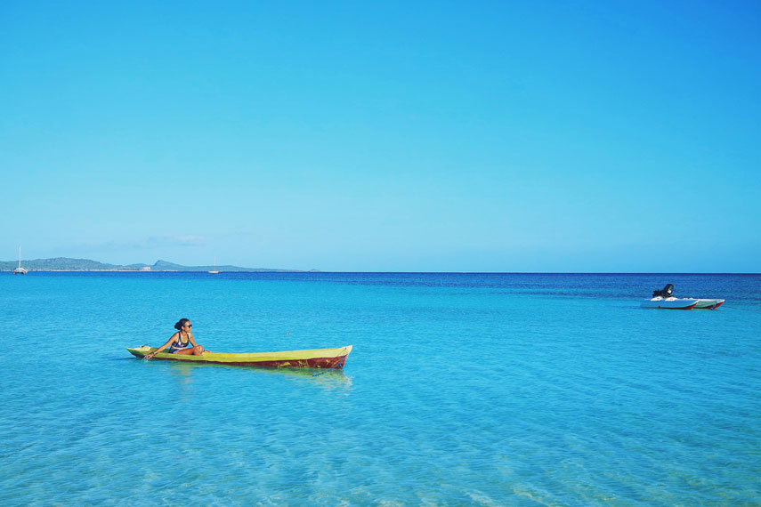 Di Pantai BoÛªa tidak hanya kegiatan berselancar saja namun pengunjung juga bisa bermain kano ataupun snorkeling