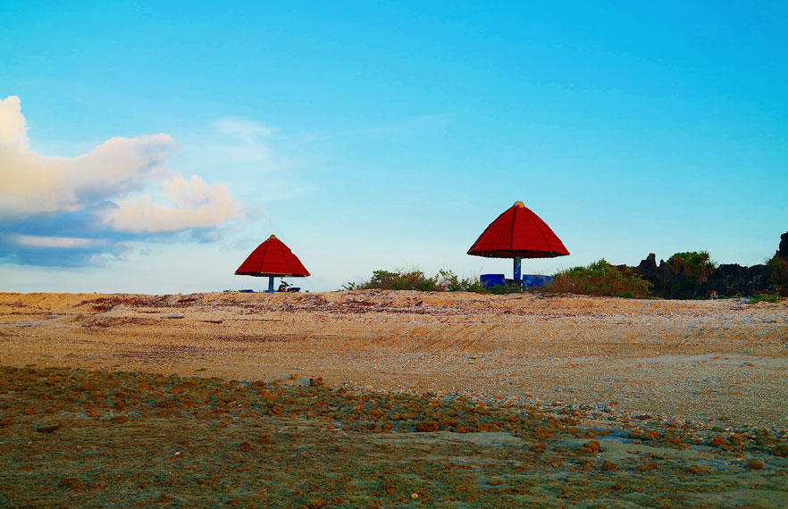 Di pesisir pantainya, nampak sejumlah lopo-lopo (semacam bale-bale atau gazebo untu beristirahat) dengan atap berwarna merah