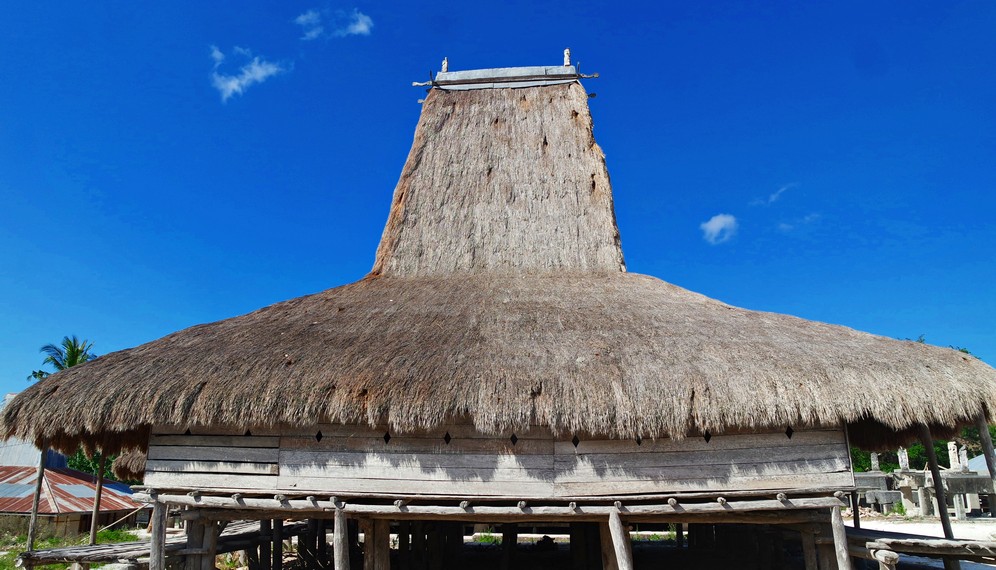 Di Desa Adat Kampung Praiyawang ini terdapat 8 rumah induk yang mengelilingi kampung adat