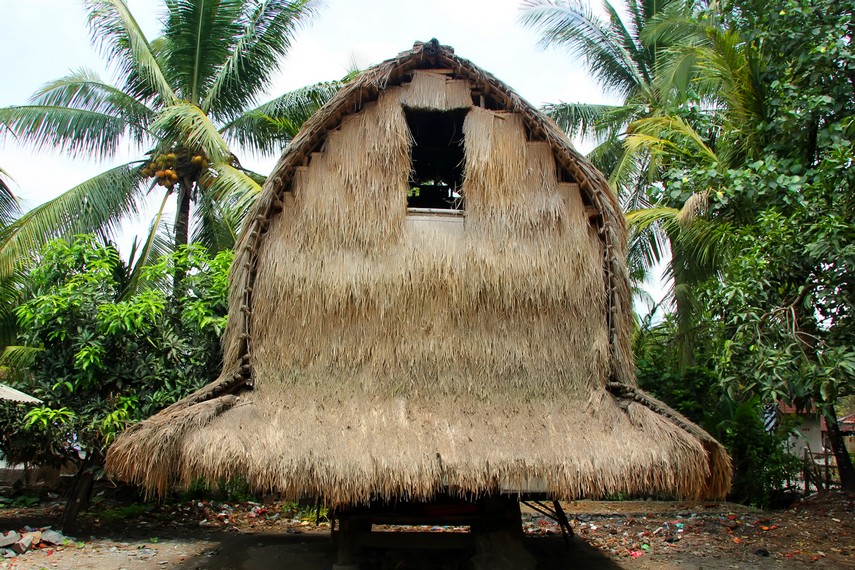 Di Desa Sukarara pengunjung juga dapat melihat bentuk lumbung padi yang unik