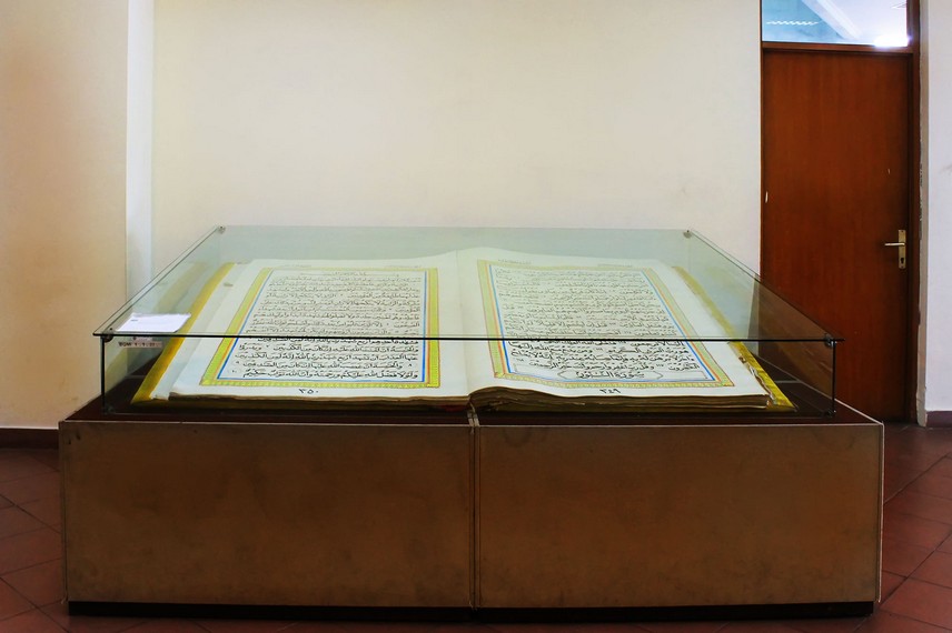 Di Museum Bayt Al-Quran, pengunjung dapat melihat mushaf-mushaf dengan berbagai ukuran dari kecil hingga besar