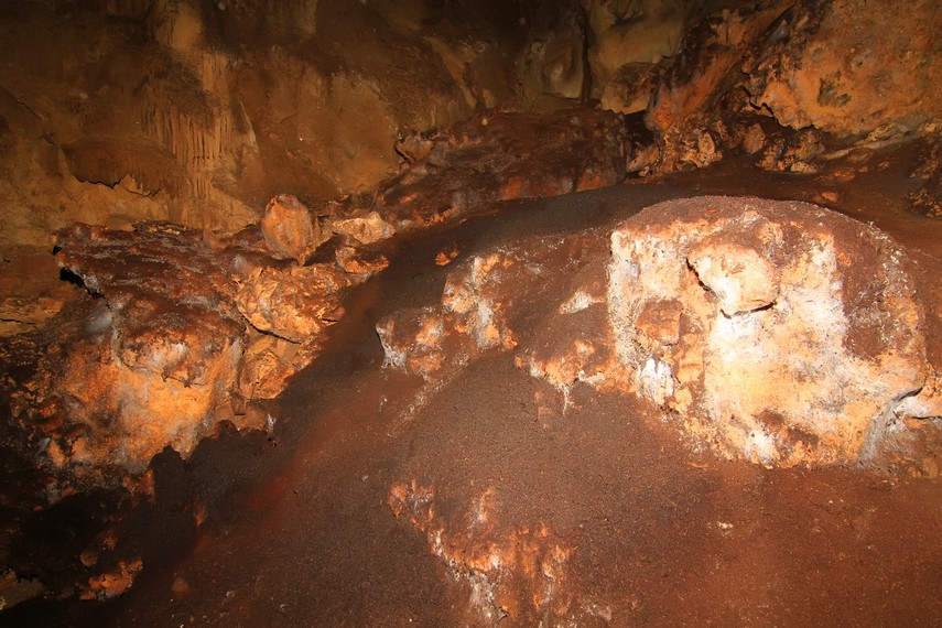 Di dalam gua, terdapat batu yang bentuknya menyerupai makam