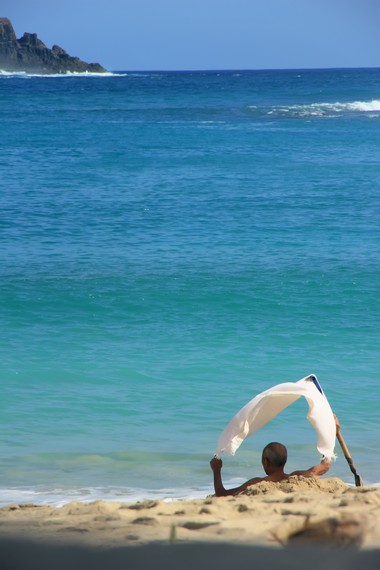 Di pantai ini, wisatawan dapat bercengkrama dengan pasir putih nan lembut khas Pantai Mawun