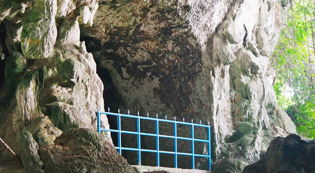 Di sekitar mulu gua dipagari agar tidak ada pengunjung yang masuk
