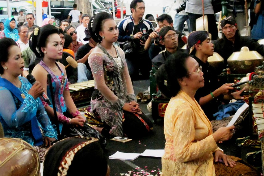Di sela-sela suara gamelan, dilantunkan syair-syair berbahasa Jawa yang dinyanyikan oleh para pesinden yang umumnya adalah perempuan