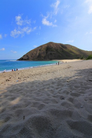 Dibandingkan Pantai Sengigi, Pantai Mawun menjadi salah satu pantai yang belum banyak dikunjungi