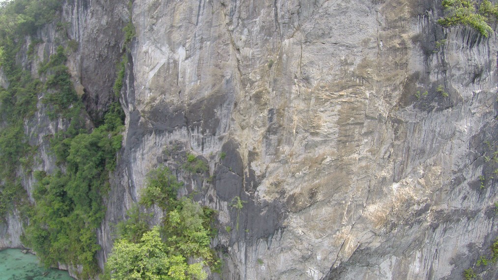 Dinding berbatu di Tebing Sawai