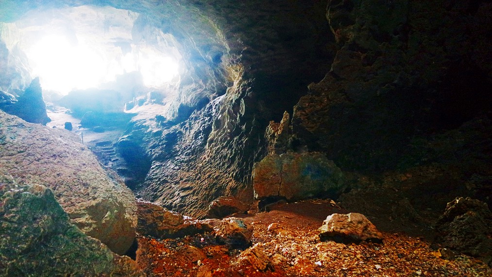 Disarankan untuk membawa senter atau headlamp karena kondisi di dalam gua sangat minim pencahayaan