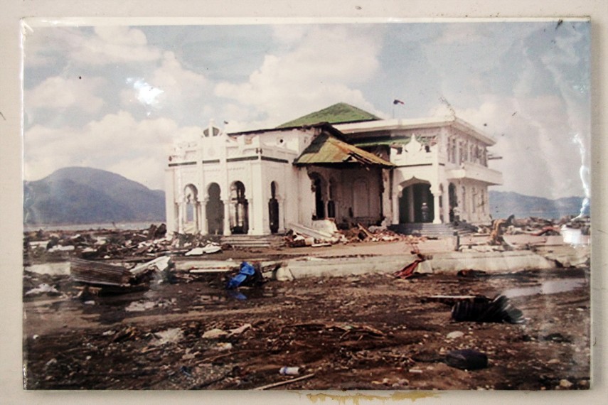 Dokumentasi foto Masjid Baiturrahim setelah tsunami dikelilingi puing bangunan-bangunan lainnya