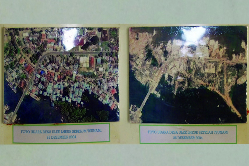 Dokumentasi foto udara sebelum dan setelah tsunami yang terpajang di papan informasi di Masjid Baiturrahim