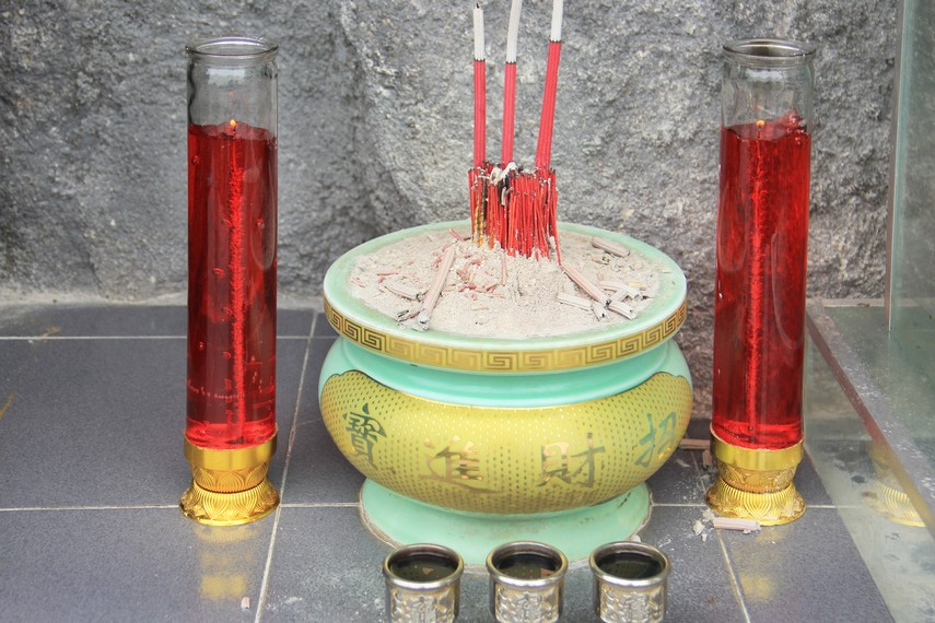 Dupa yang digunakan untuk berdoa bagi umat Budha di Fathin San