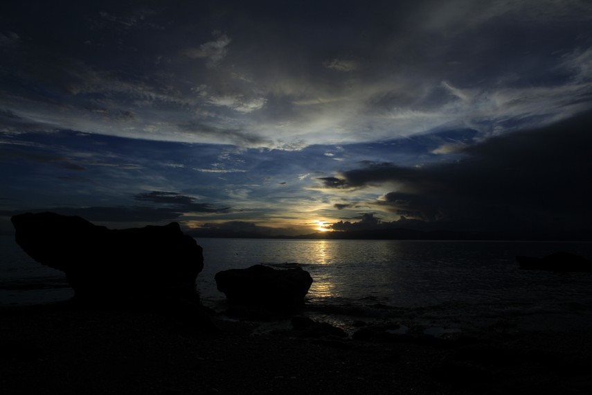 Eksotisnya panorama Pantai Tanjung Kuako di saat matahari tenggelam