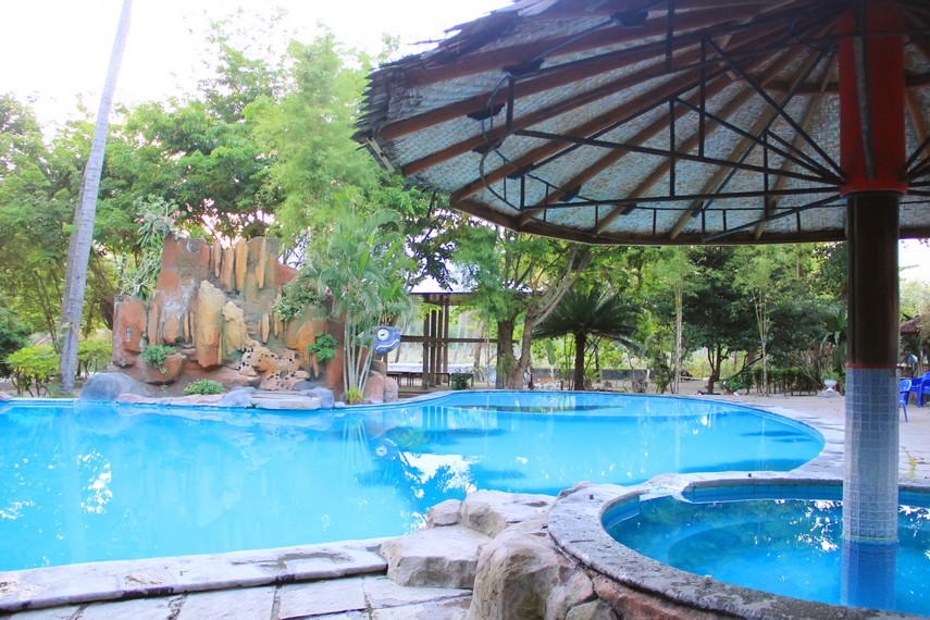 Fasilitas kolam renang yang terdapat di Pantai Kencana dapat digunakan oleh pengunjung