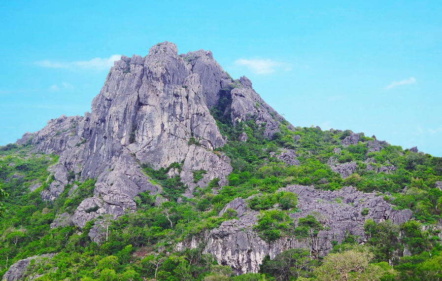 Fatele'u adalah sebuah bukit batu menjulang dengan ketinggian 1.111 Mdpl