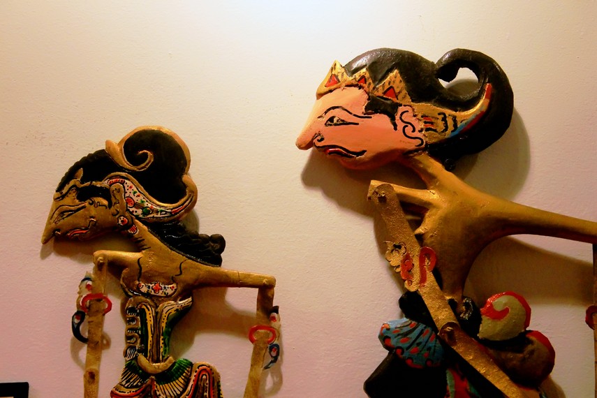 Gamelan Jawa atau Bali merupakan alunan musik yang biasa mengiringi pementasan wayang timplong