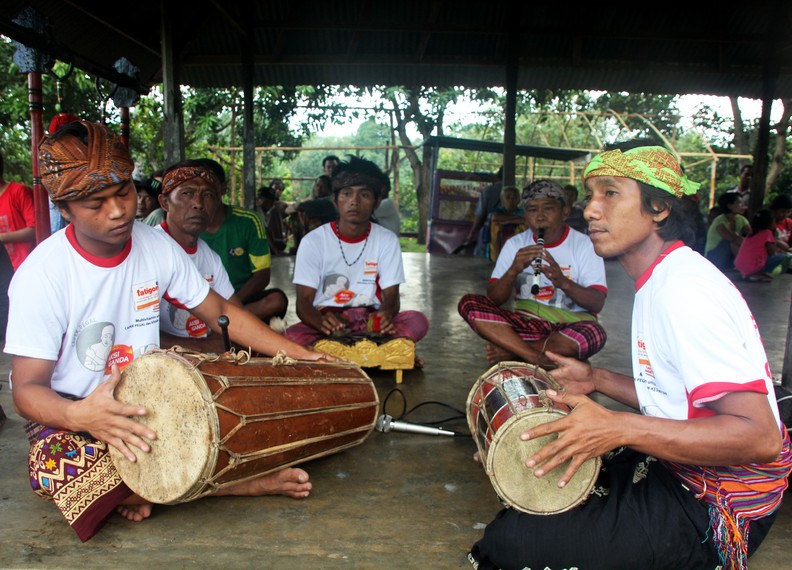 Gamelan khas Lombok menjadi musik pengiring dalam presean